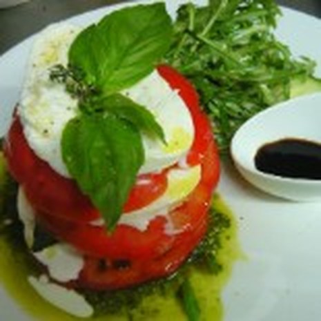 Burrata con pomodori e basilico