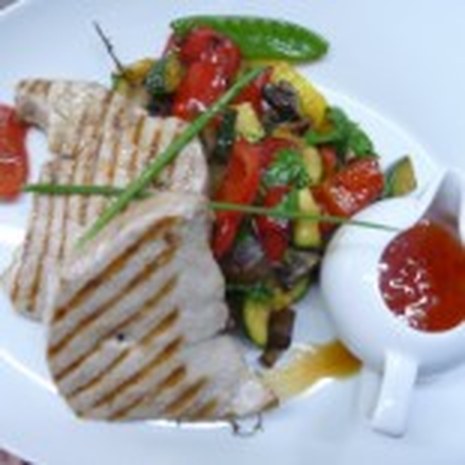 Pesce grigliato con verdure colorate